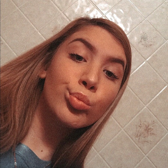 Meet your Posher, Allyssa - Picture 3 of 5